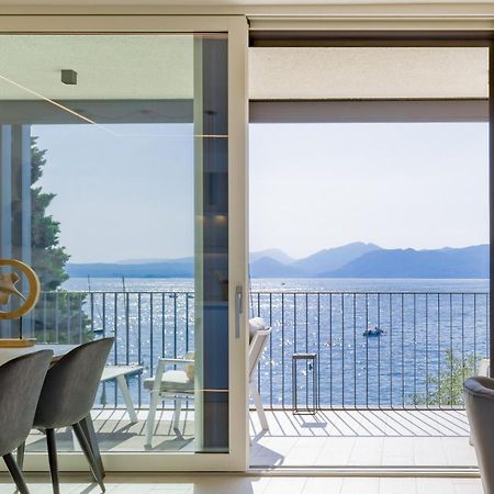 Salvatorehomes - Luxurious Dreamview Waterfront Apartment In Torri Del Benaco With Pool - Casa Azura - A 5 Star Luxury Collection At Lake Garda Exteriör bild