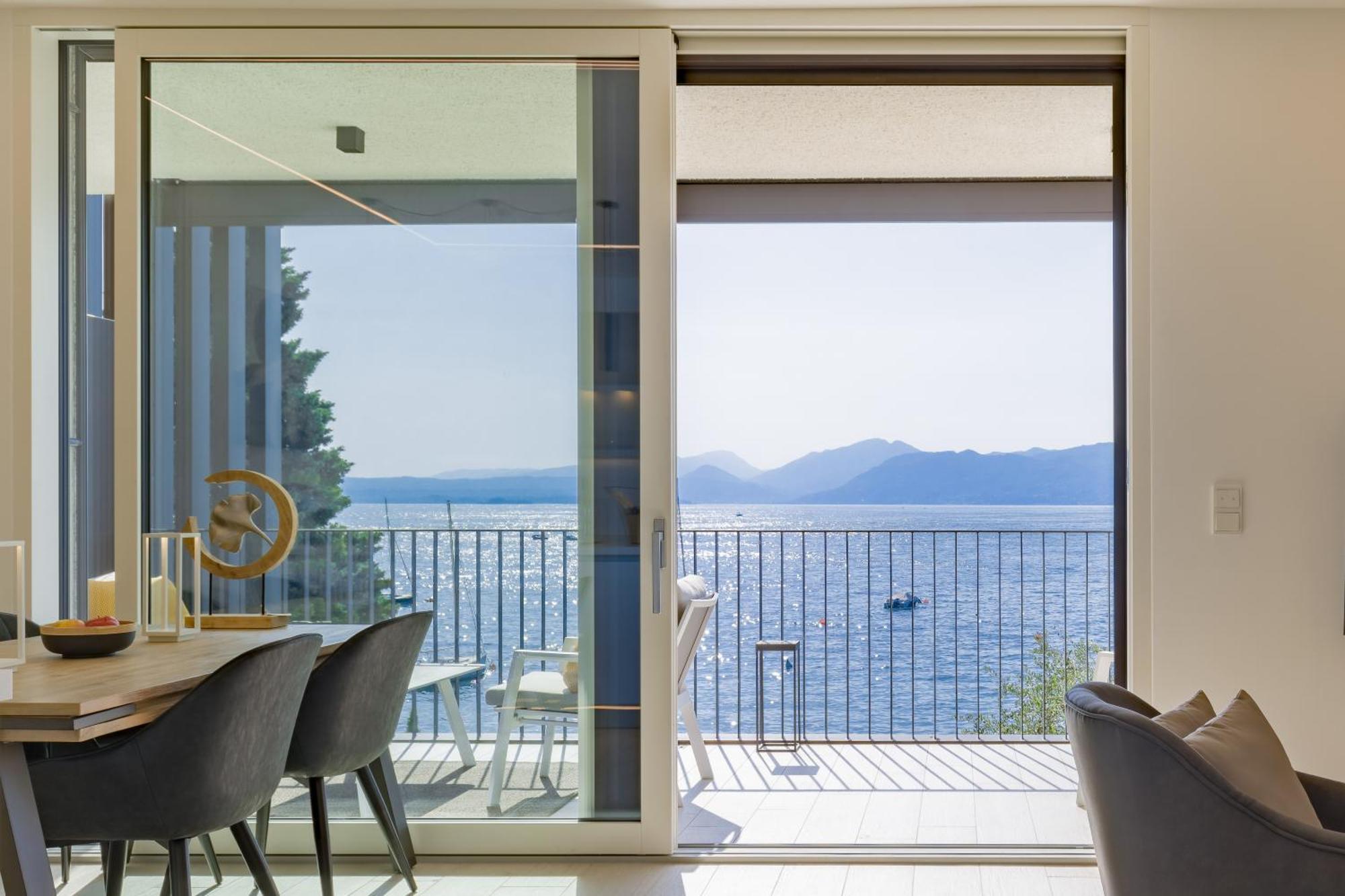 Salvatorehomes - Luxurious Dreamview Waterfront Apartment In Torri Del Benaco With Pool - Casa Azura - A 5 Star Luxury Collection At Lake Garda Exteriör bild