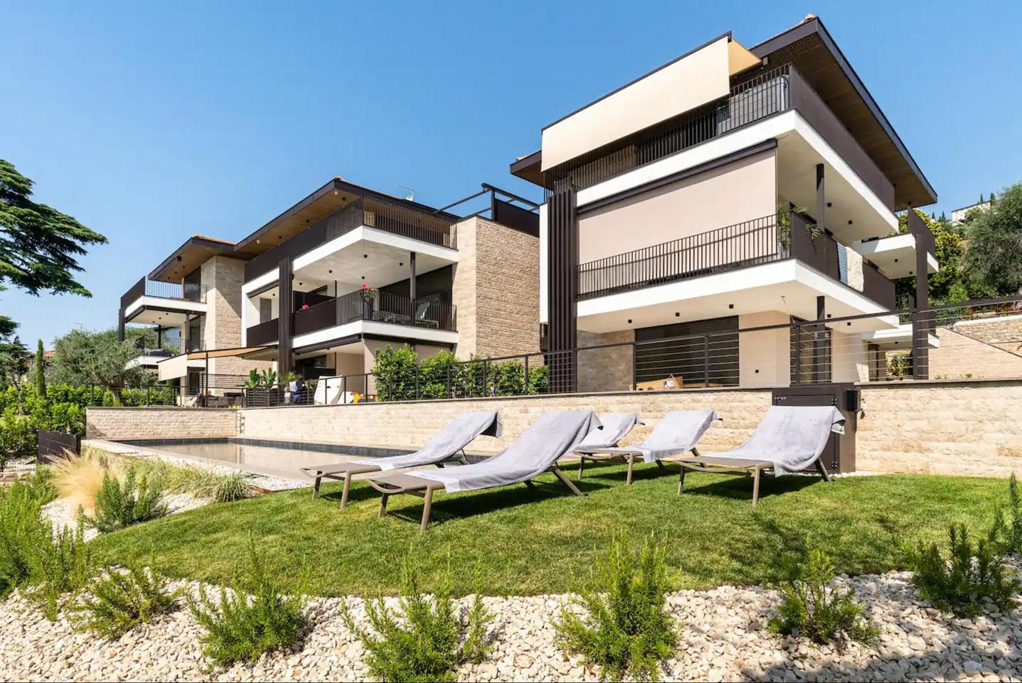 Salvatorehomes - Luxurious Dreamview Waterfront Apartment In Torri Del Benaco With Pool - Casa Azura - A 5 Star Luxury Collection At Lake Garda Exteriör bild