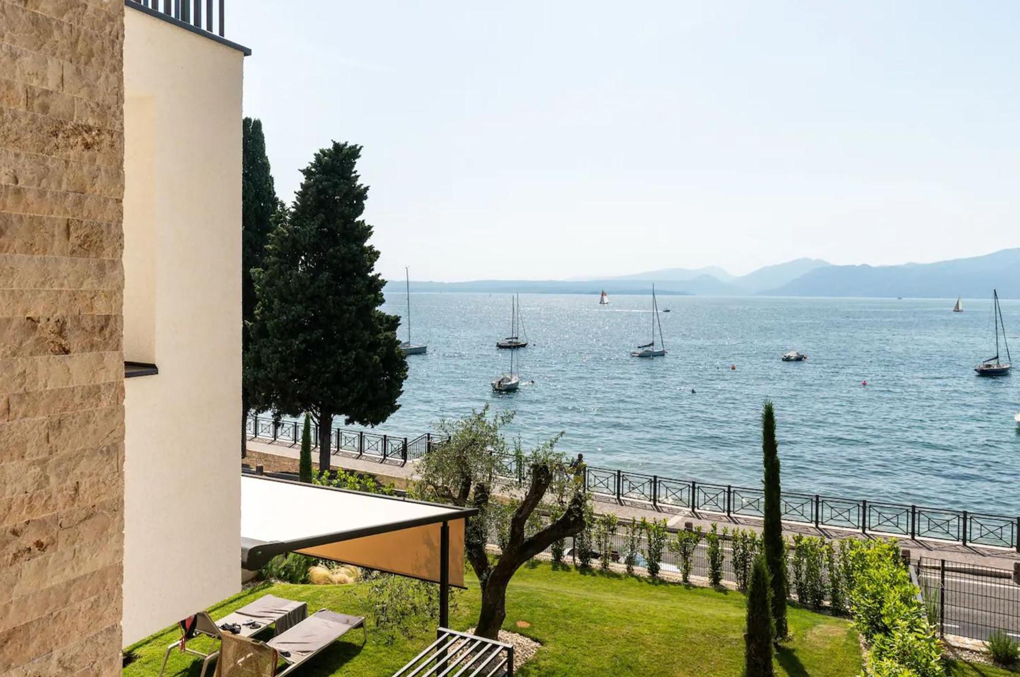 Salvatorehomes - Luxurious Dreamview Waterfront Apartment In Torri Del Benaco With Pool - Casa Azura - A 5 Star Luxury Collection At Lake Garda Exteriör bild