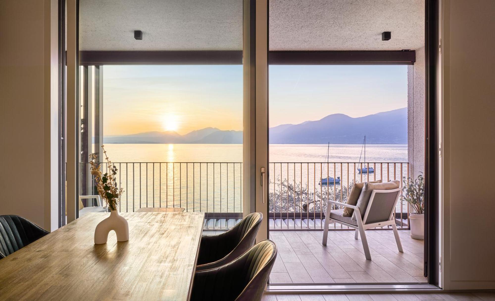 Salvatorehomes - Luxurious Dreamview Waterfront Apartment In Torri Del Benaco With Pool - Casa Azura - A 5 Star Luxury Collection At Lake Garda Exteriör bild