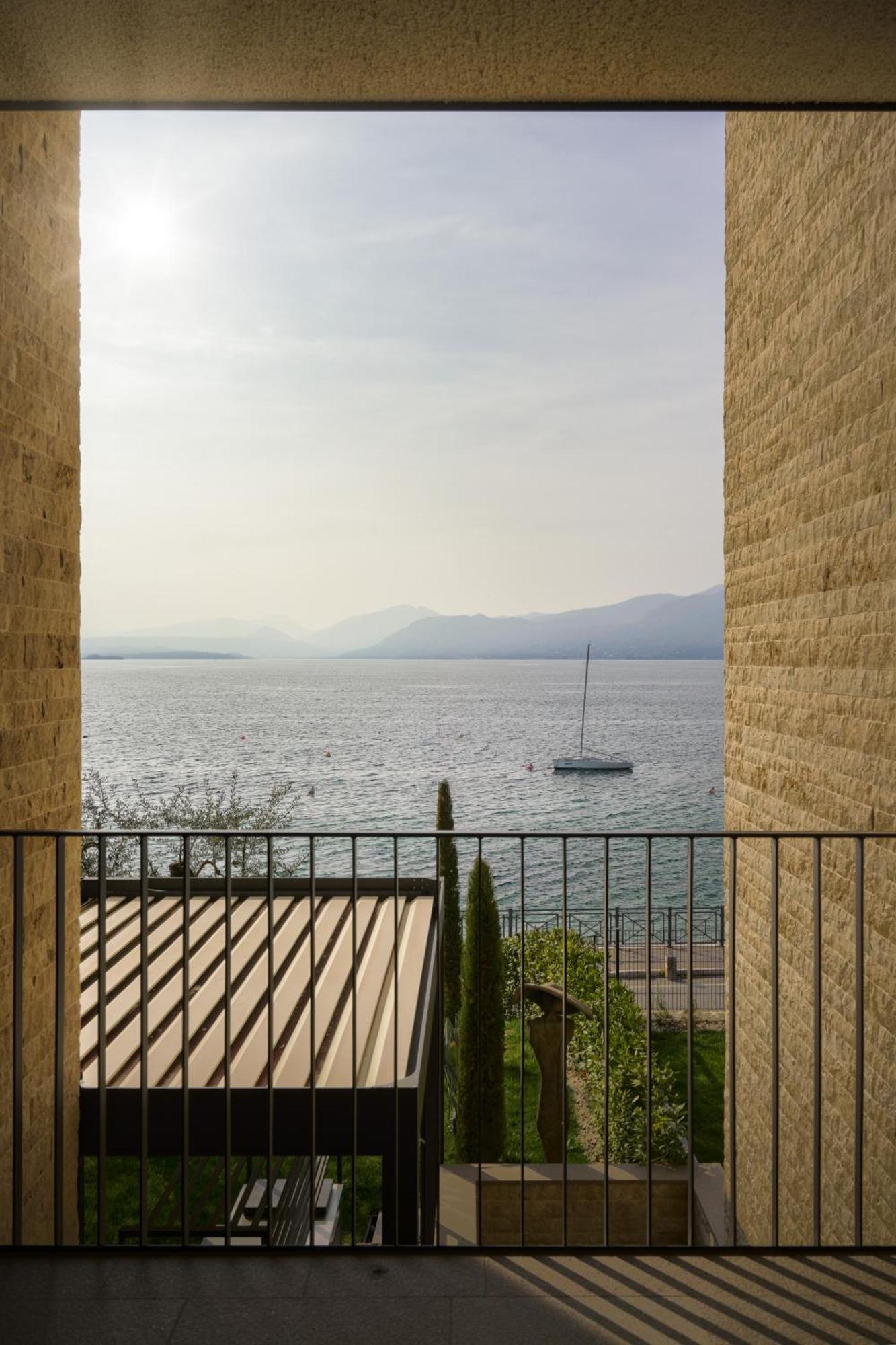 Salvatorehomes - Luxurious Dreamview Waterfront Apartment In Torri Del Benaco With Pool - Casa Azura - A 5 Star Luxury Collection At Lake Garda Exteriör bild
