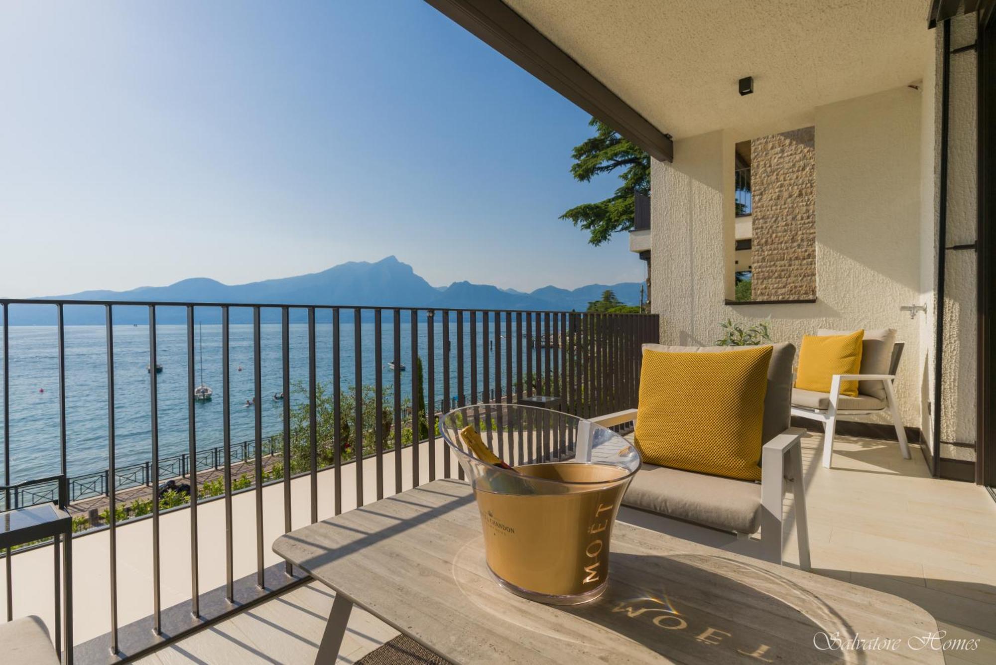 Salvatorehomes - Luxurious Dreamview Waterfront Apartment In Torri Del Benaco With Pool - Casa Azura - A 5 Star Luxury Collection At Lake Garda Exteriör bild
