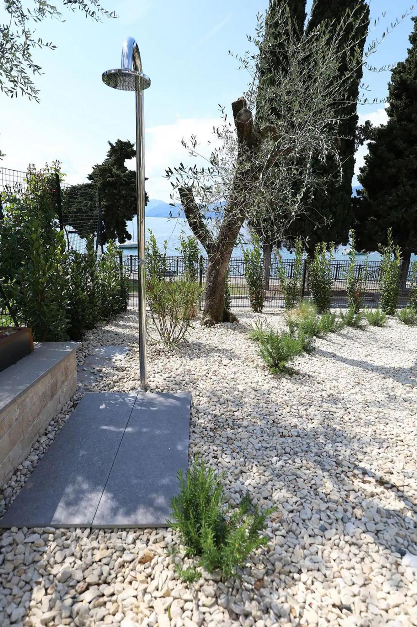 Salvatorehomes - Luxurious Dreamview Waterfront Apartment In Torri Del Benaco With Pool - Casa Azura - A 5 Star Luxury Collection At Lake Garda Exteriör bild