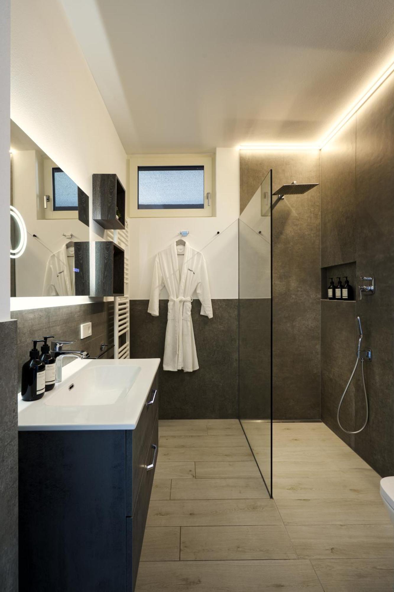 Salvatorehomes - Luxurious Dreamview Waterfront Apartment In Torri Del Benaco With Pool - Casa Azura - A 5 Star Luxury Collection At Lake Garda Exteriör bild
