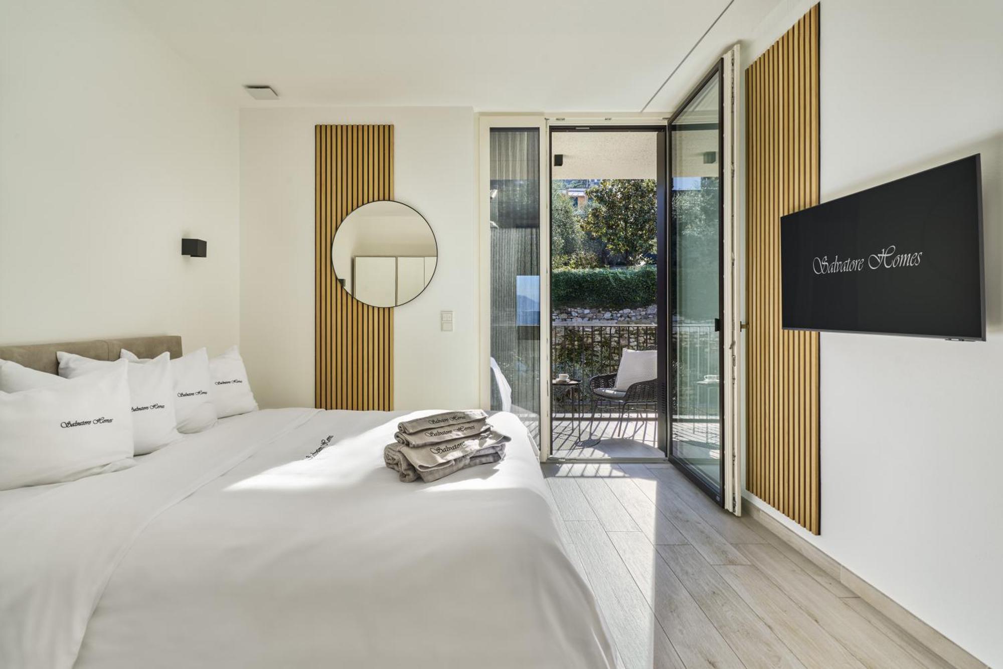 Salvatorehomes - Luxurious Dreamview Waterfront Apartment In Torri Del Benaco With Pool - Casa Azura - A 5 Star Luxury Collection At Lake Garda Exteriör bild