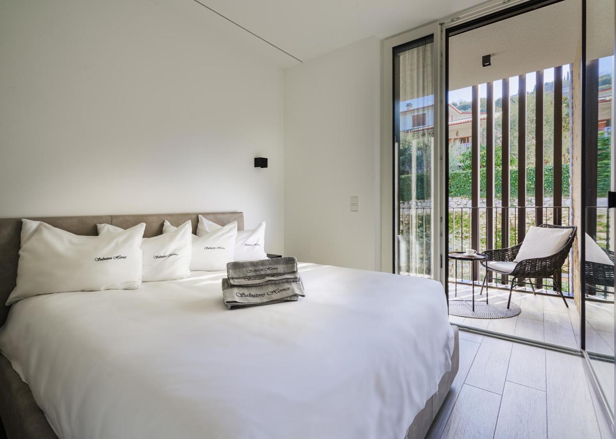 Salvatorehomes - Luxurious Dreamview Waterfront Apartment In Torri Del Benaco With Pool - Casa Azura - A 5 Star Luxury Collection At Lake Garda Exteriör bild