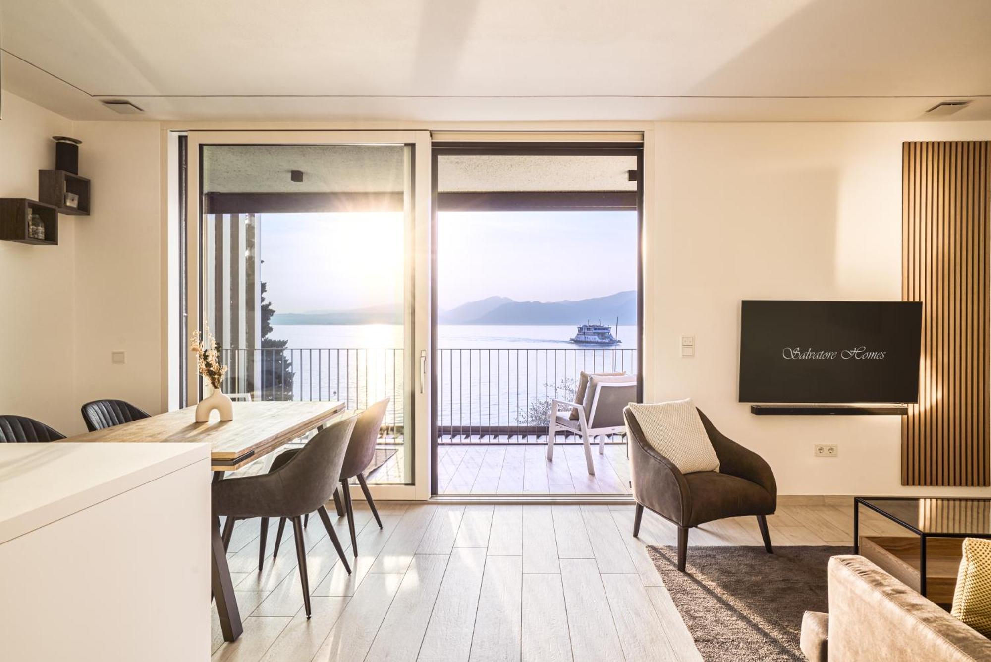 Salvatorehomes - Luxurious Dreamview Waterfront Apartment In Torri Del Benaco With Pool - Casa Azura - A 5 Star Luxury Collection At Lake Garda Exteriör bild
