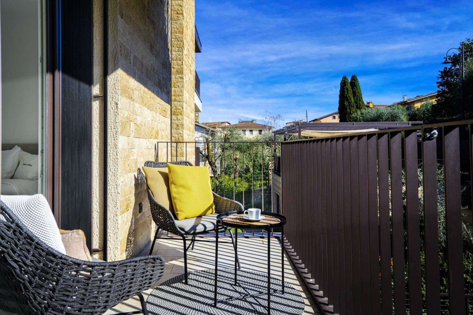 Salvatorehomes - Luxurious Dreamview Waterfront Apartment In Torri Del Benaco With Pool - Casa Azura - A 5 Star Luxury Collection At Lake Garda Exteriör bild