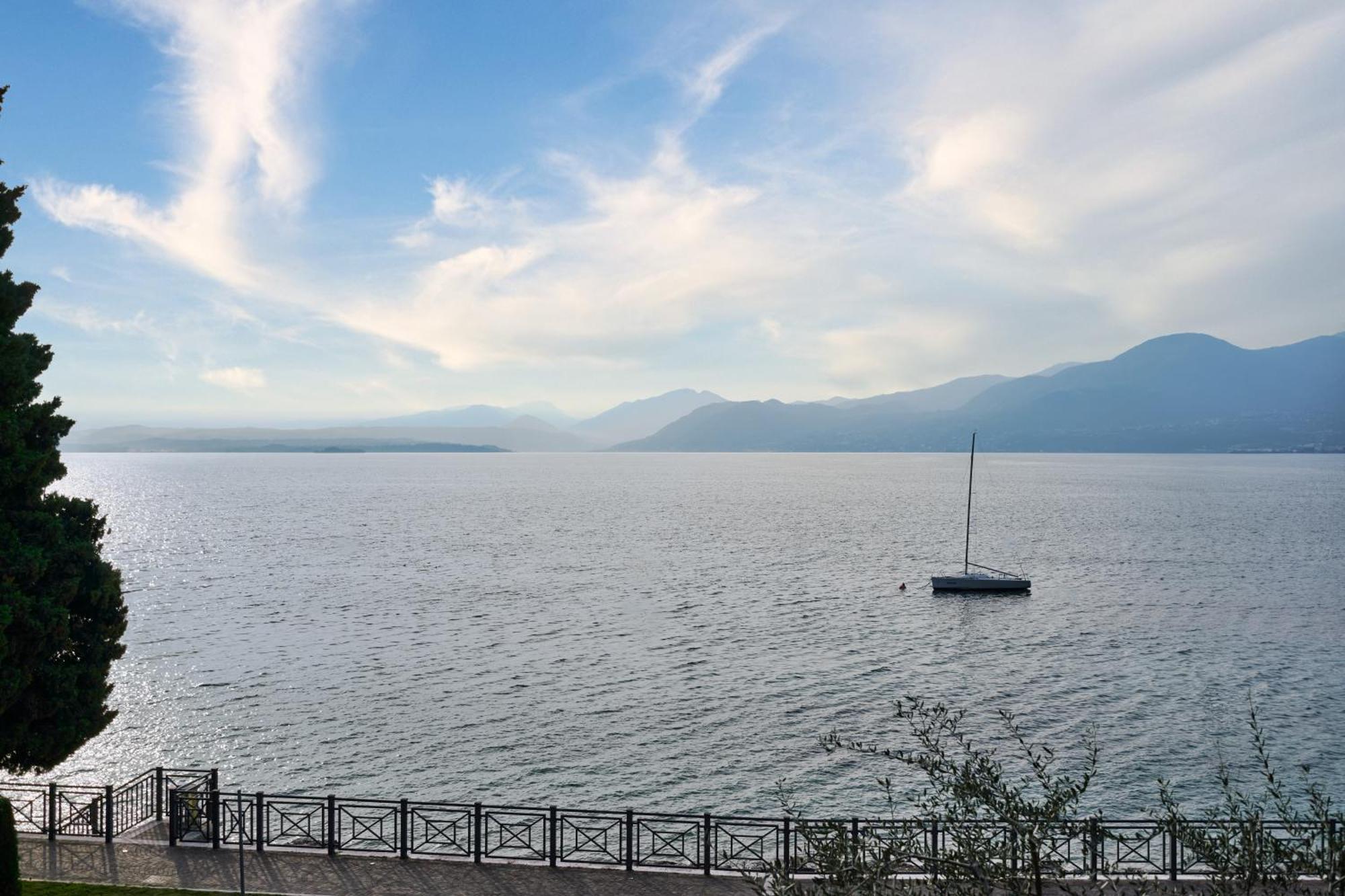 Salvatorehomes - Luxurious Dreamview Waterfront Apartment In Torri Del Benaco With Pool - Casa Azura - A 5 Star Luxury Collection At Lake Garda Exteriör bild