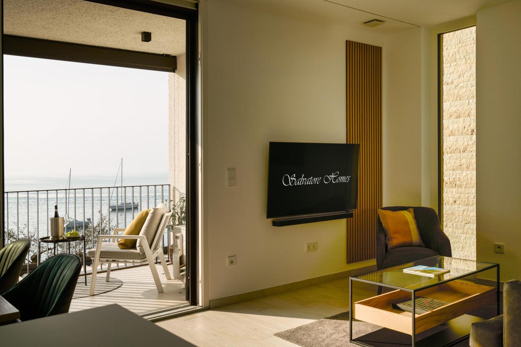 Salvatorehomes - Luxurious Dreamview Waterfront Apartment In Torri Del Benaco With Pool - Casa Azura - A 5 Star Luxury Collection At Lake Garda Exteriör bild