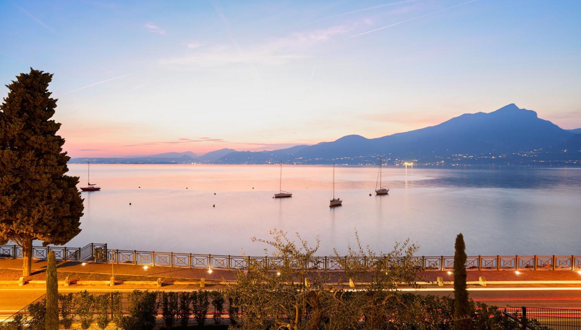 Salvatorehomes - Luxurious Dreamview Waterfront Apartment In Torri Del Benaco With Pool - Casa Azura - A 5 Star Luxury Collection At Lake Garda Exteriör bild