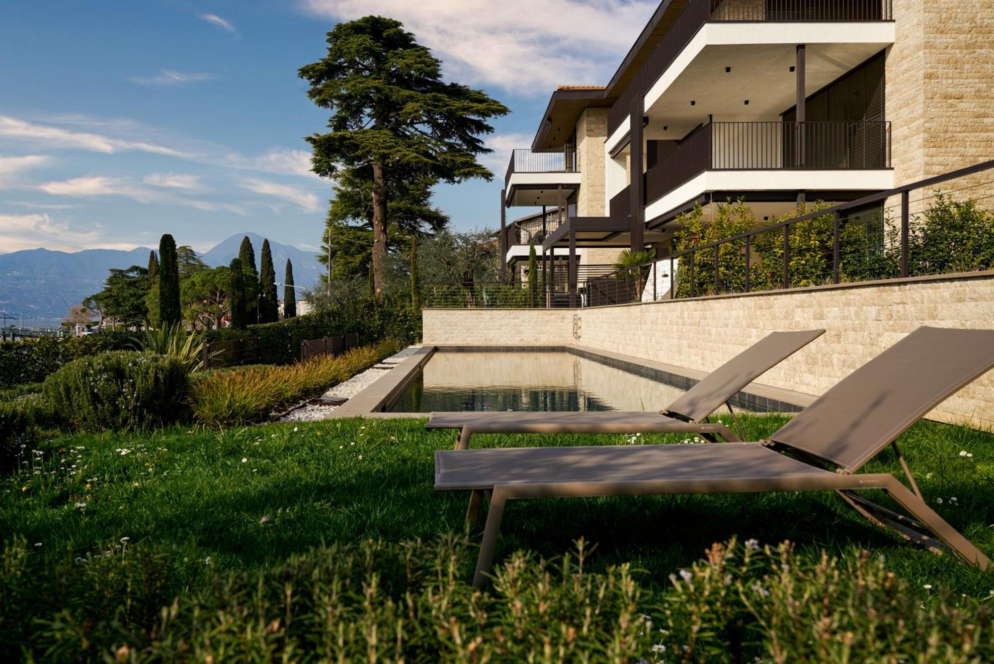 Salvatorehomes - Luxurious Dreamview Waterfront Apartment In Torri Del Benaco With Pool - Casa Azura - A 5 Star Luxury Collection At Lake Garda Exteriör bild