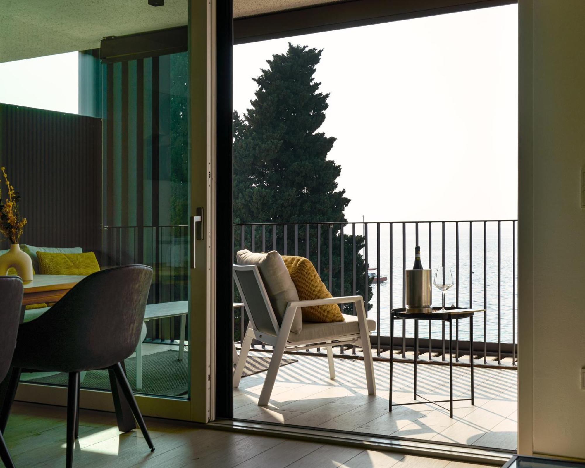 Salvatorehomes - Luxurious Dreamview Waterfront Apartment In Torri Del Benaco With Pool - Casa Azura - A 5 Star Luxury Collection At Lake Garda Exteriör bild