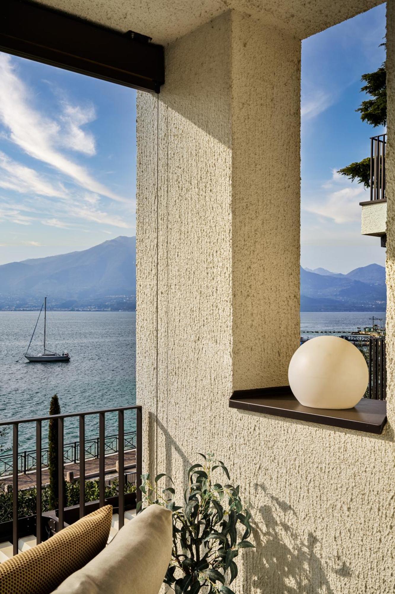 Salvatorehomes - Luxurious Dreamview Waterfront Apartment In Torri Del Benaco With Pool - Casa Azura - A 5 Star Luxury Collection At Lake Garda Exteriör bild